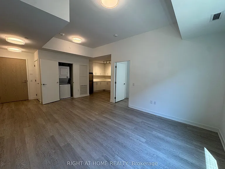 3 Strathgowan Ave #202 — Photo 8