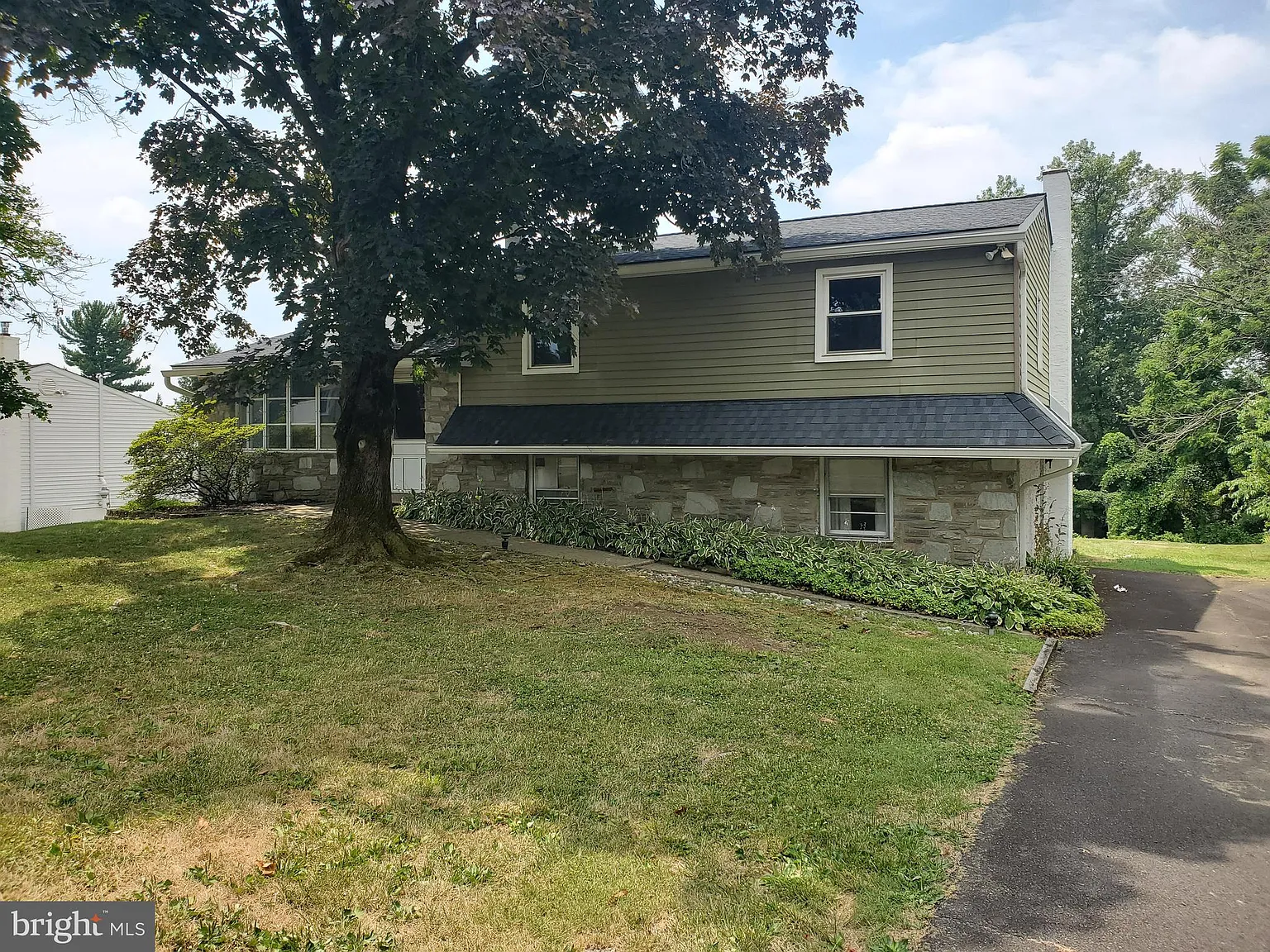 202 Stratford Dr photo 1