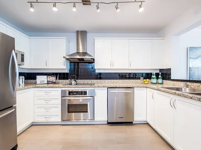 1600 Hornby St #703 — Photo 8