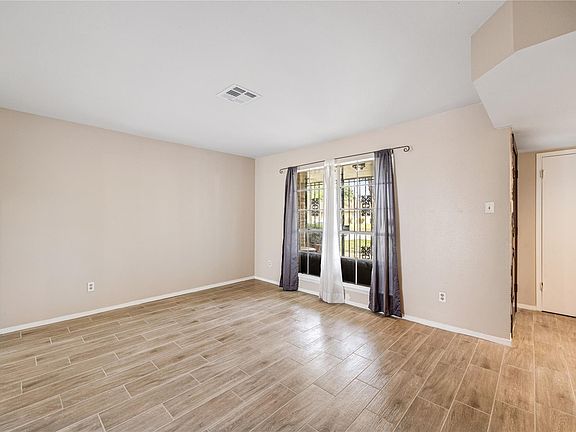 5th image of 70 Annette Ln