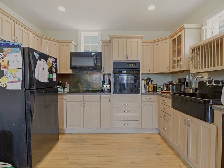 82 Van Zandt Ave — Photo 10
