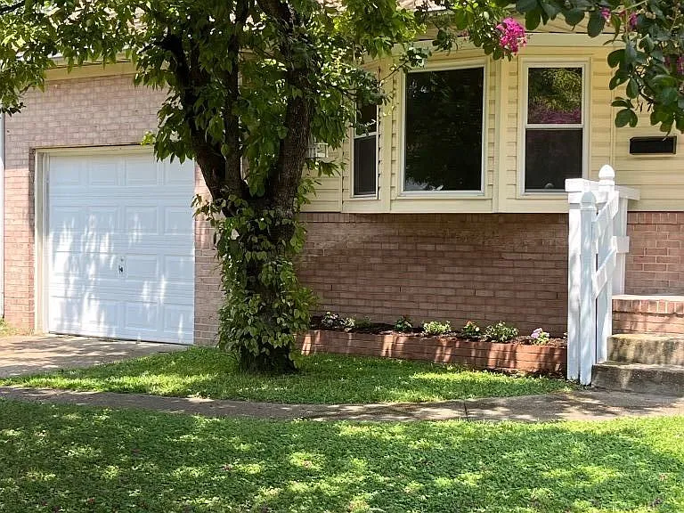 1728 Kingsway Rd — Photo 2