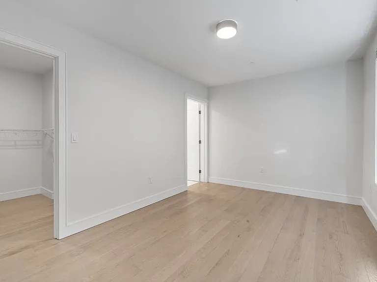 305 Border St #302B — Photo 9