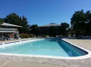 1 Toms Point Ln APT 1B, Port Washington, NY 11050