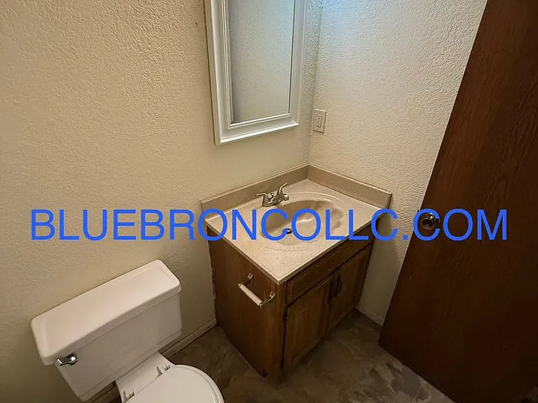 111 SW Oxford Pl — Photo 3
