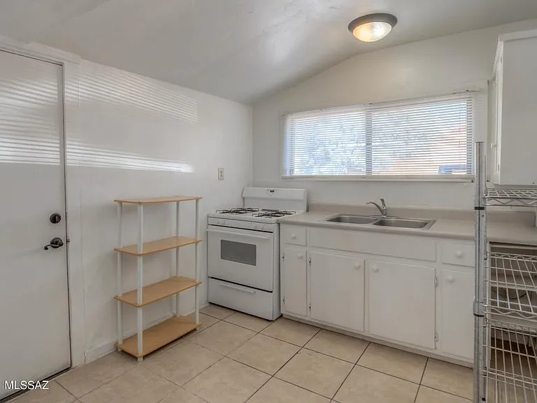 815 E 8th St — Photo 15