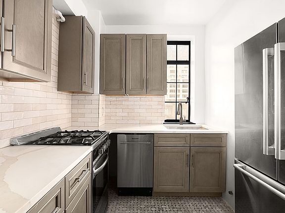 5th image of 340 W 57th St APT 8D