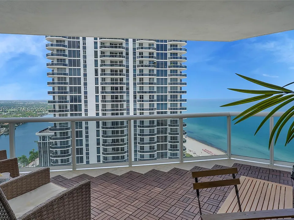 4775 Collins Ave #2908