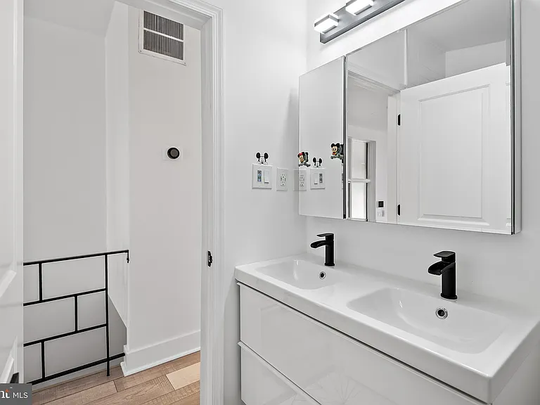 608 Winona Ct — Photo 33