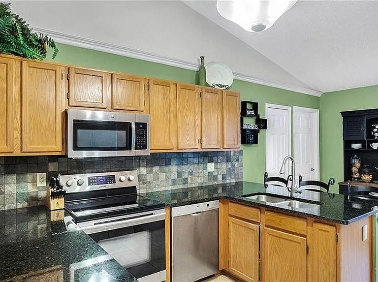 1017 Butler Creek Ct — Photo 7