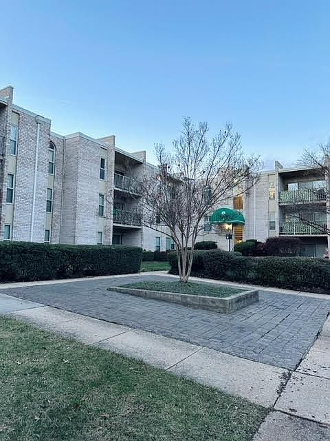 1st image of 8 Canterbury Sq APT 202