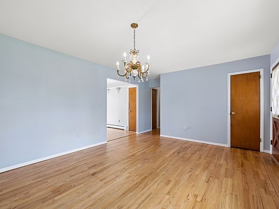 2nd image of 4 Columbine Ave S