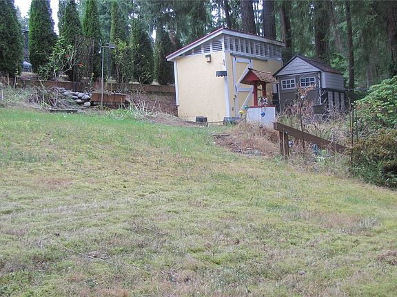 Another shed in the backyard. Great space to store your garden tools.>
