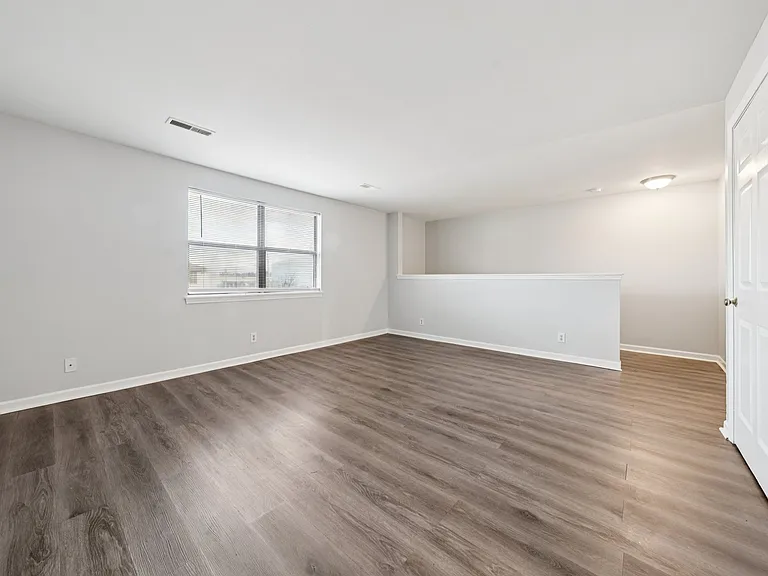 Manhattan Square Apartments — Photo 25