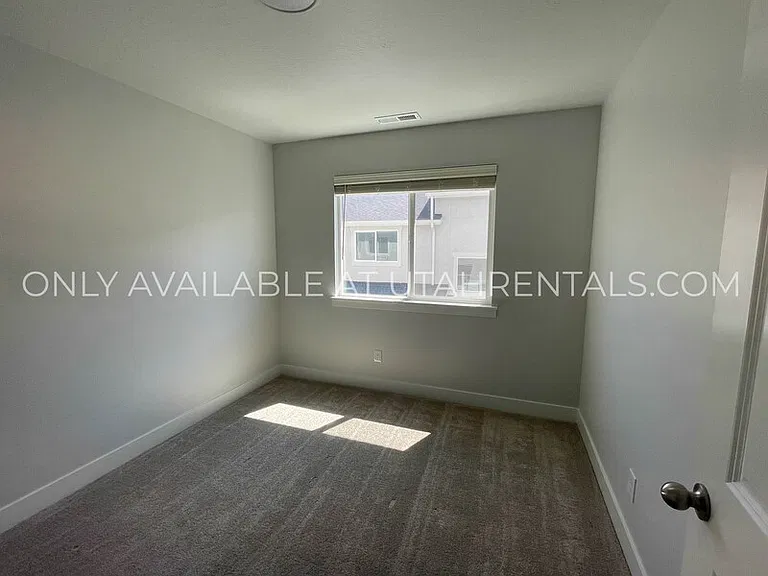 4237 W 2010 N — Photo 17
