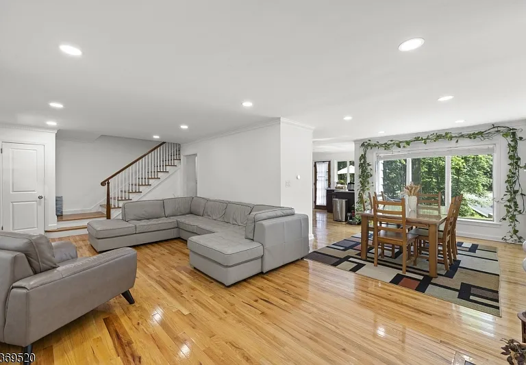 400 Hobart Ave — Photo 3