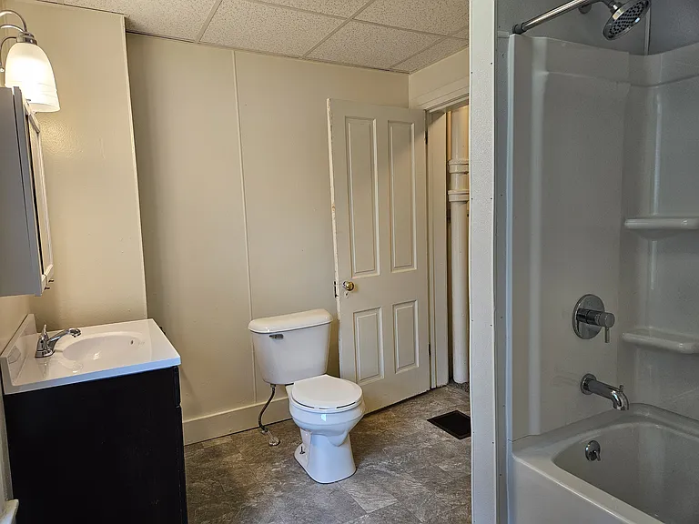 Full bathroom new fixtures