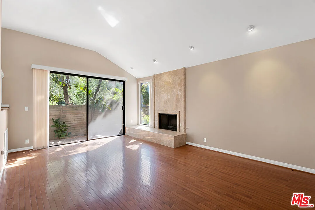21820 Marylee St — Photo 4