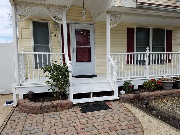 3rd image of 242 Arkansas Ave
