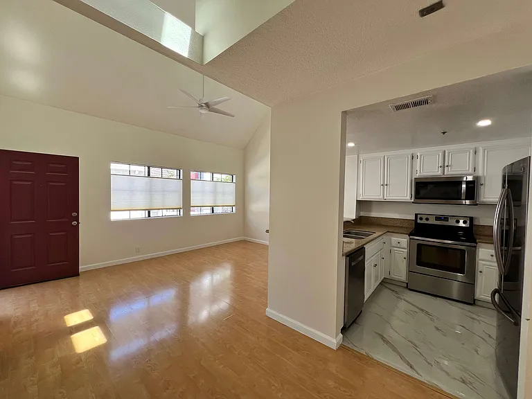 730 W 4th St #415 — Photo 8