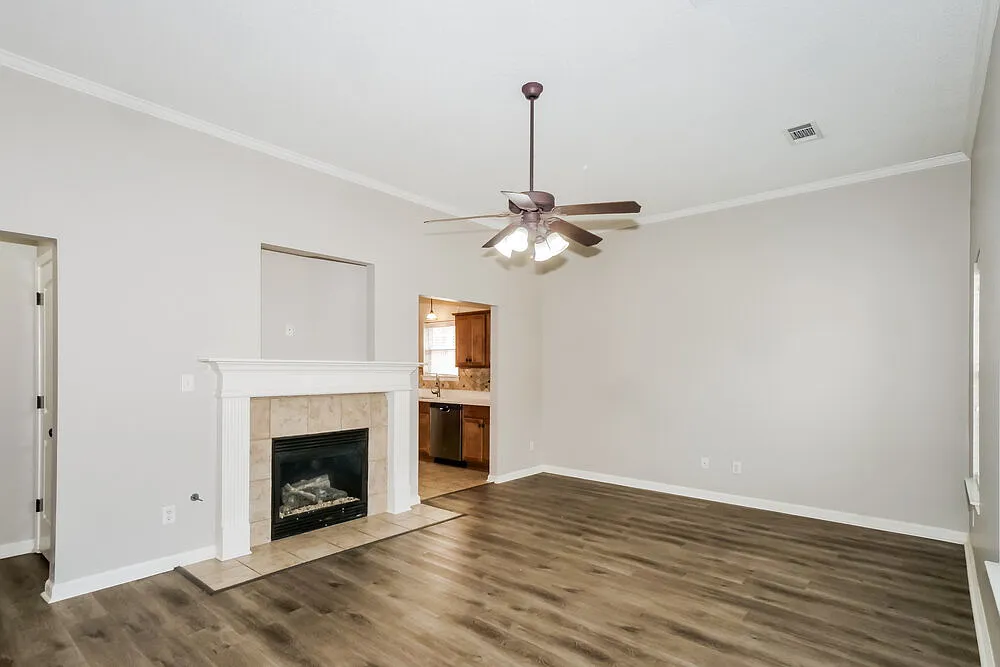 3 bed, 2.0 bath, 1338 sqft, $1,710 — Photo 4