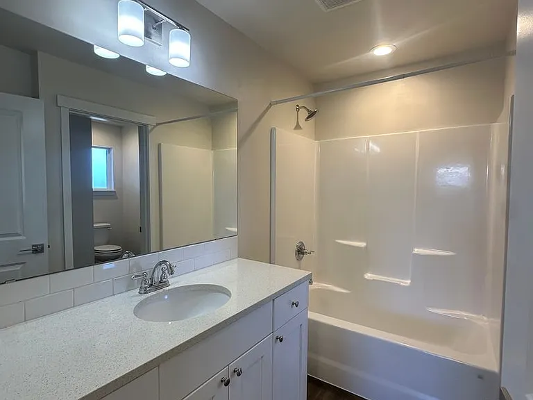 944 NE Paula Dr — Photo 13