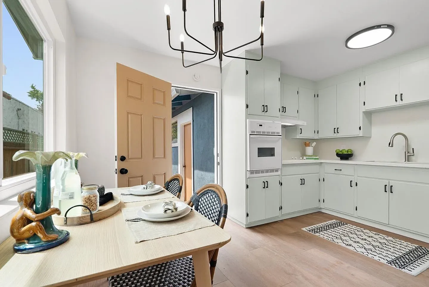 2 bed, 837 sqft, $3,550 — Photo 3