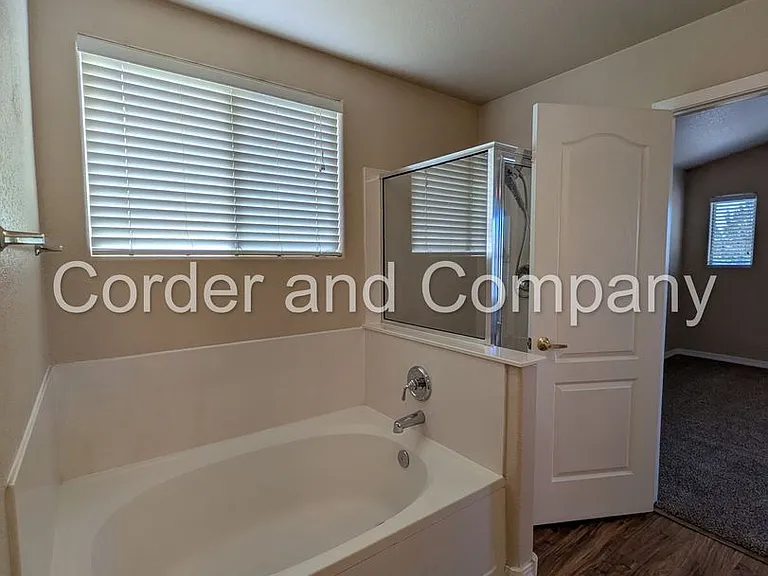 8827 Hampton Ave NE — Photo 30