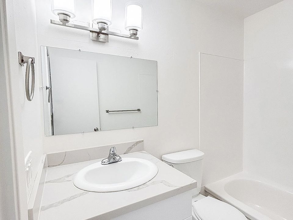 1 Bathroom w/ bathtub