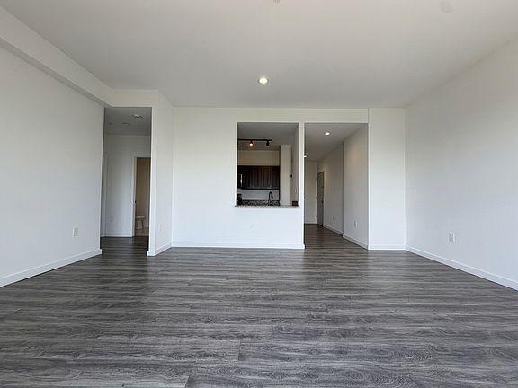 5th image of 100 Evergreen Pl APT 5D