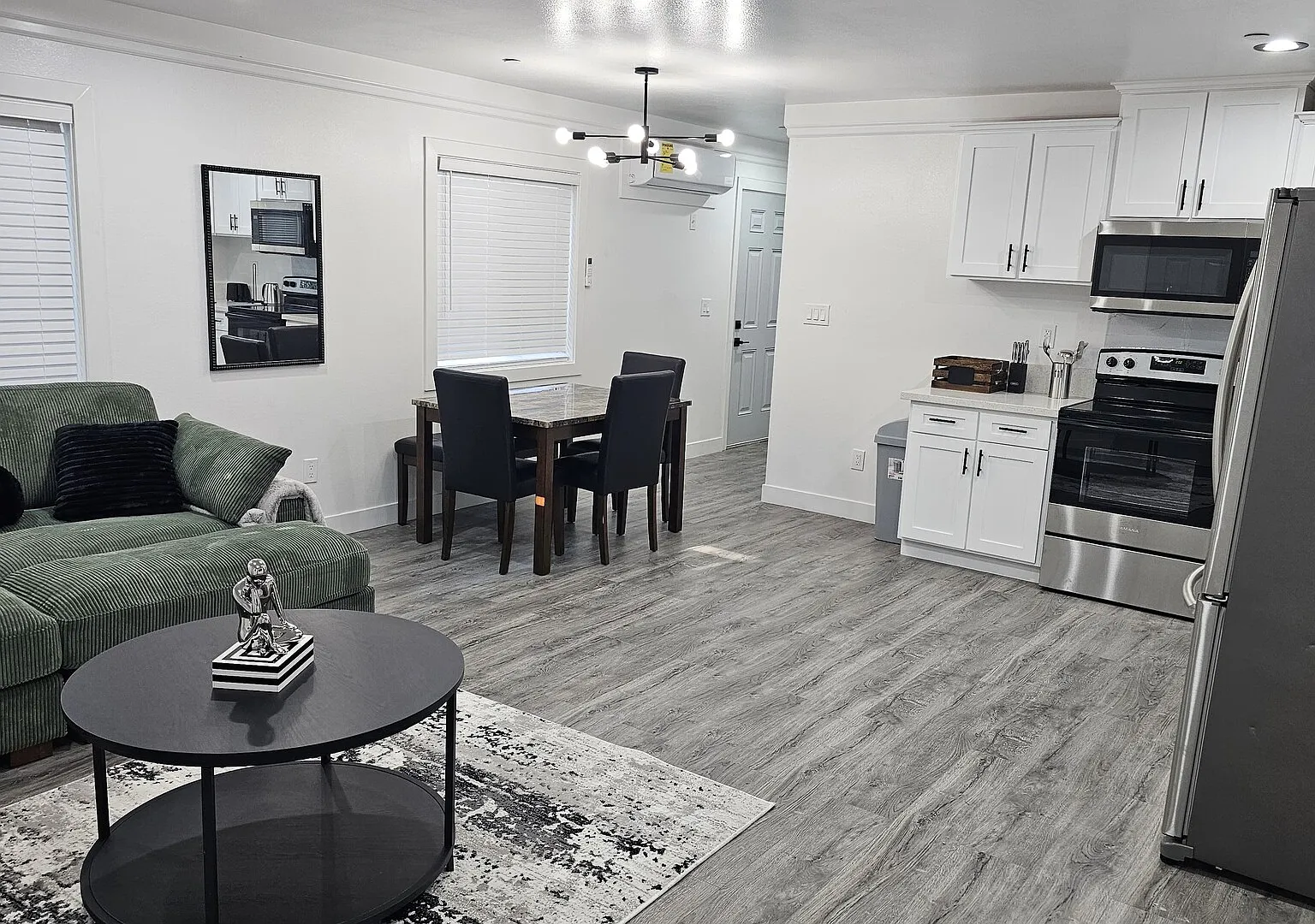 Modern, Move-In Ready 2-Bedroom Home in Los Angeles — Photo 1