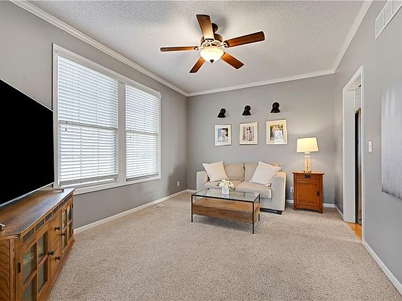 4th image of 6047 Theden St