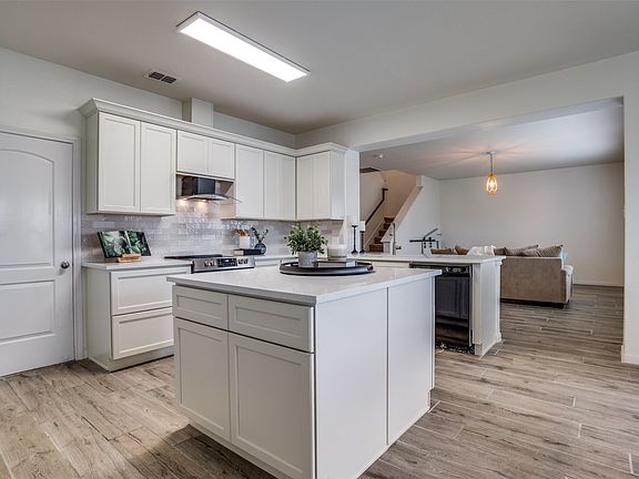 4th image of 1822 Clegg St