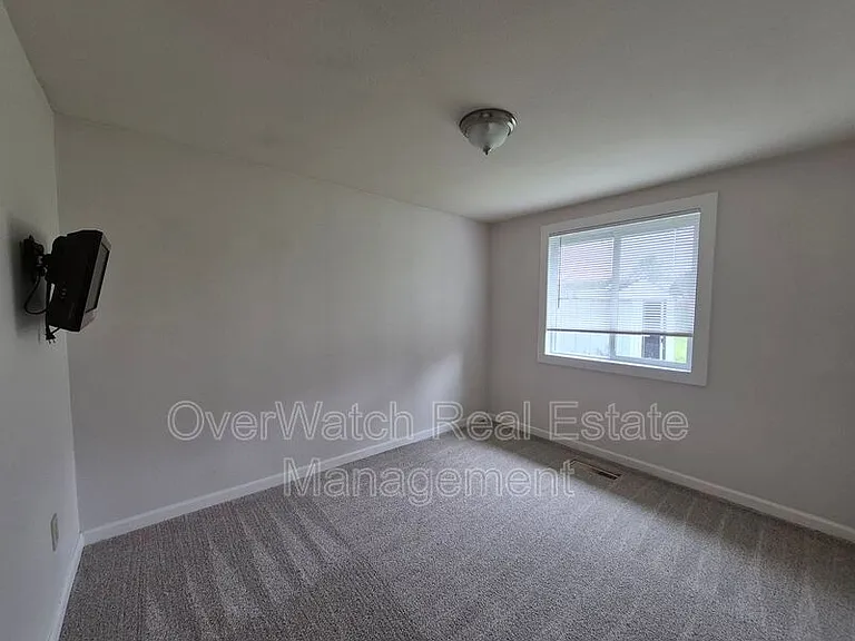 1604 Elmendorf Dr — Photo 7