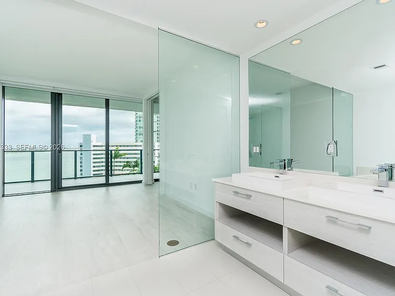 650 NE 32nd St #805 — Photo 5
