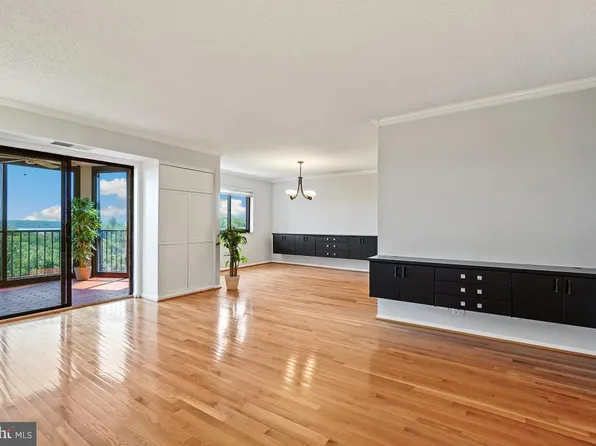 5904 Mount Eagle Dr APT 806, Alexandria, VA 22303