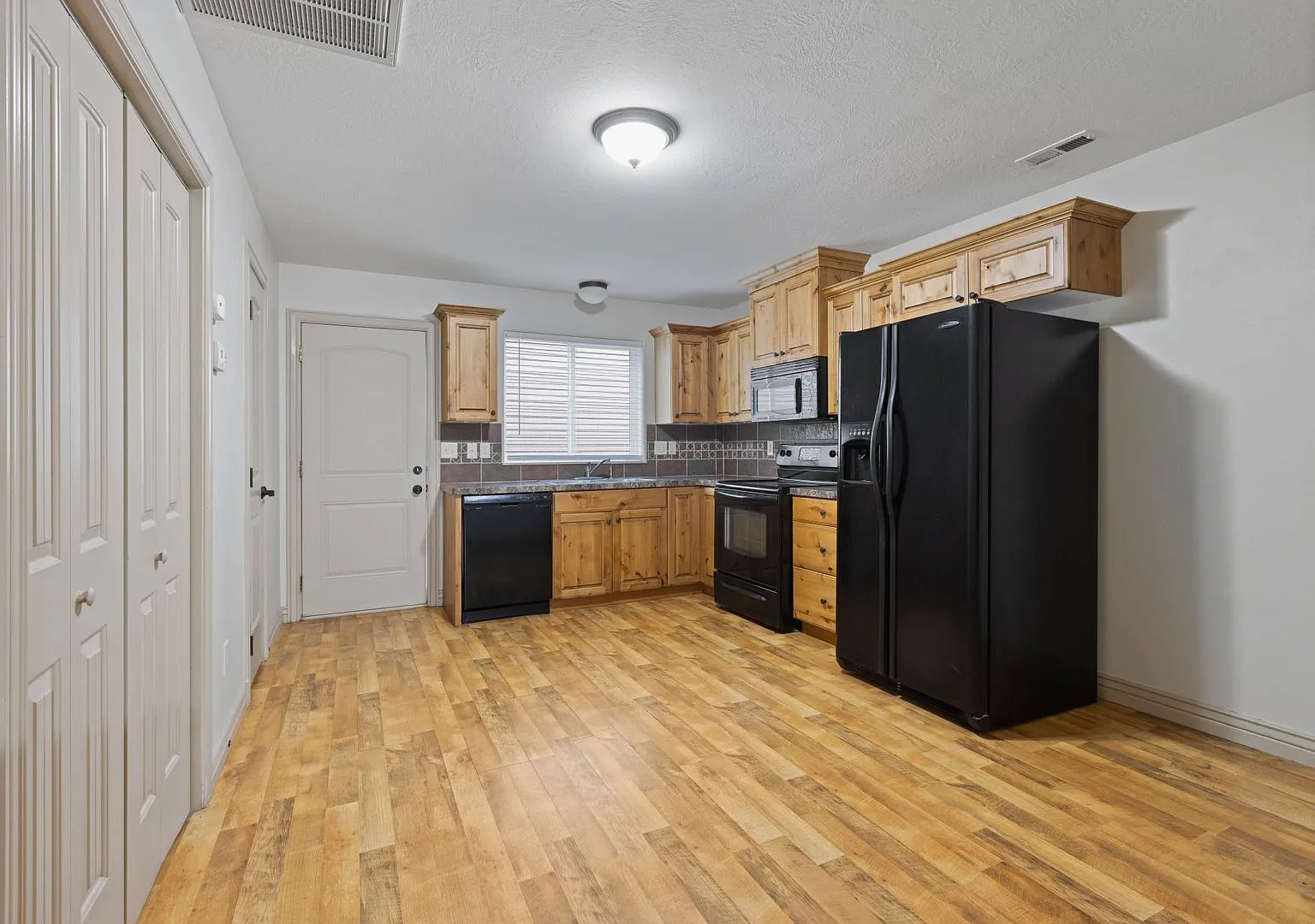 Darling 2 Bed 1.5 Bath Townhome In Rexburg With Internet Included! — Photo 2