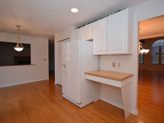 Kitchen w/communications cnt