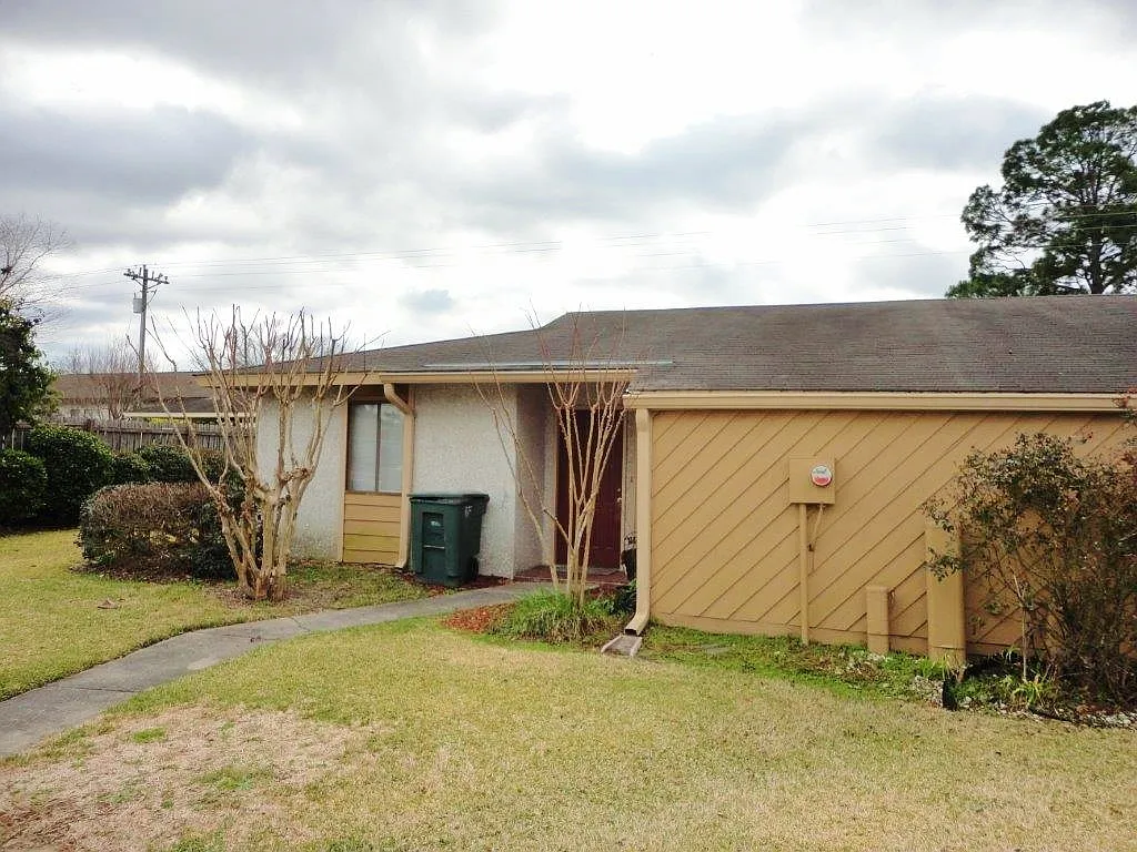 Cute 2 BR/1BA Condo with Pool Access — Photo 2