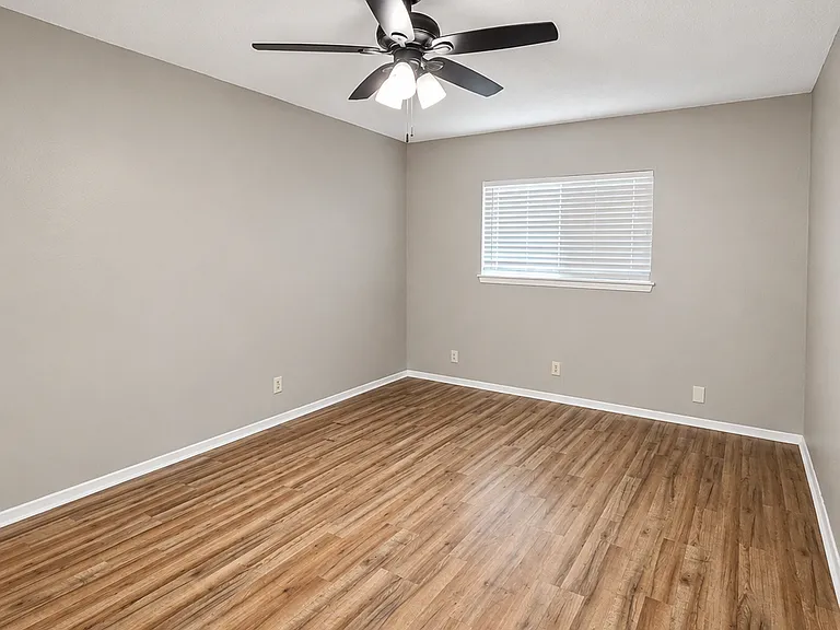 8603 Leyland — Photo 12