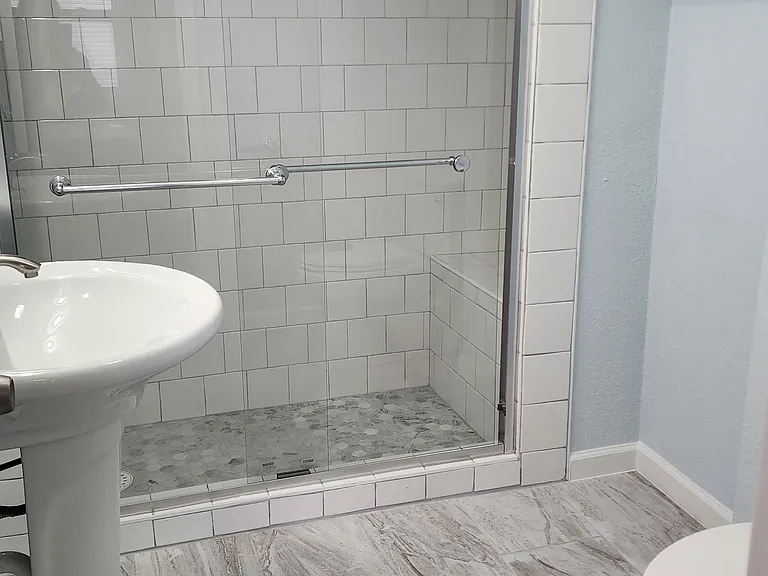 Lakefront Apartments — Photo 34