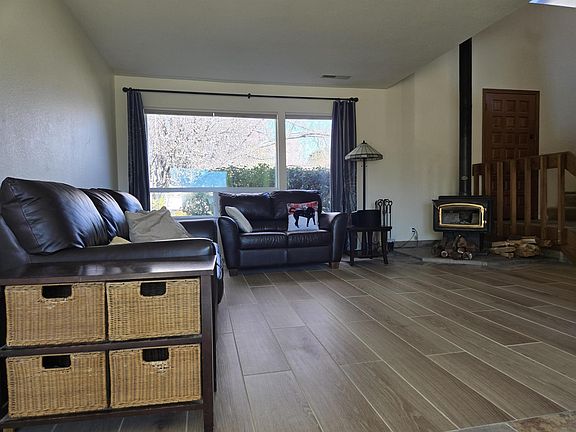 3rd image of 1631 Shoshone Dr