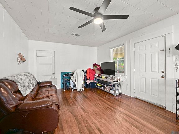 3rd image of 836 Violet St