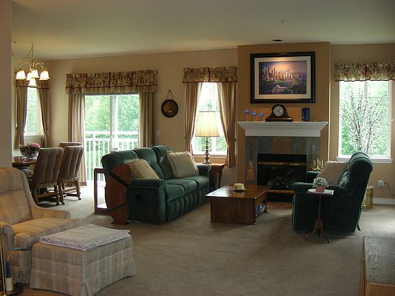 Living Room/Fireplace