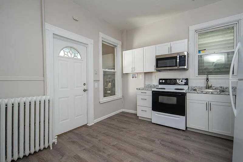 3 bed, 1.0 bath, 1000 sqft, $1,345 — Photo 2