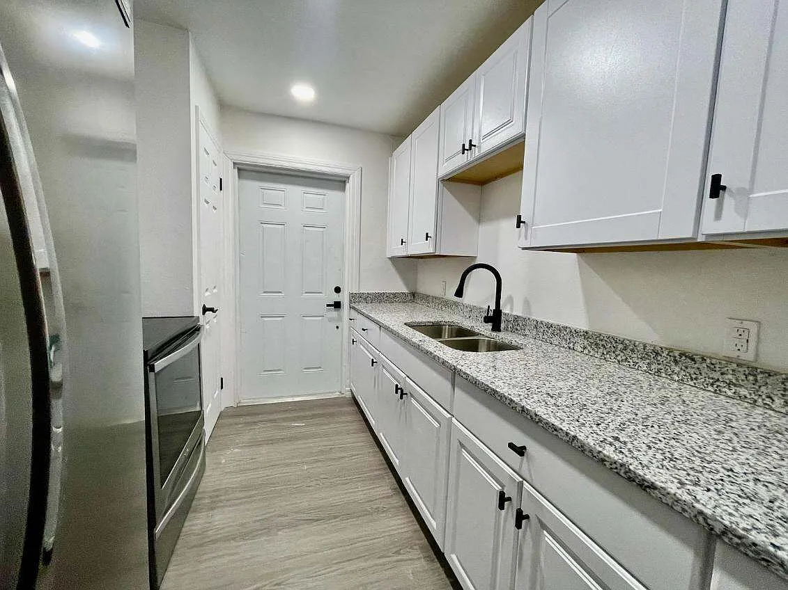 2 bed, 830 sqft, $1,640 — Photo 4