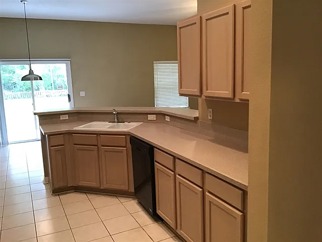 3 bed, 2.0 bath, 1705 sqft, $2,565 — Photo 3