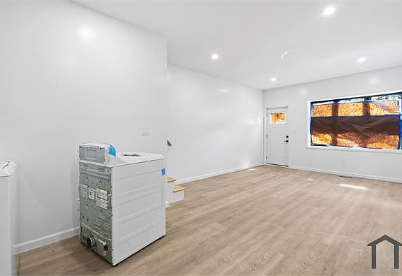 5th image of 2055 Dickinson St