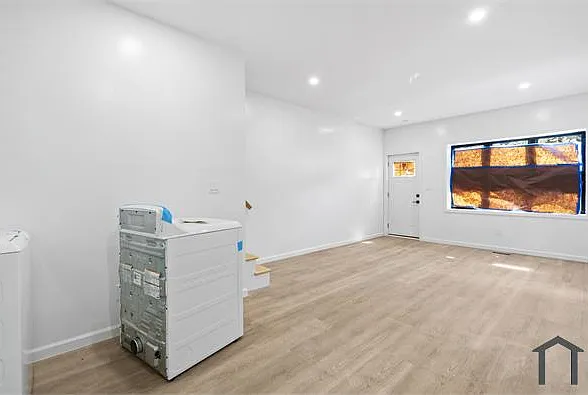2055 Dickinson St — Photo 5