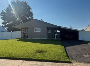 172 Crabtree Dr, Levittown, PA 19055